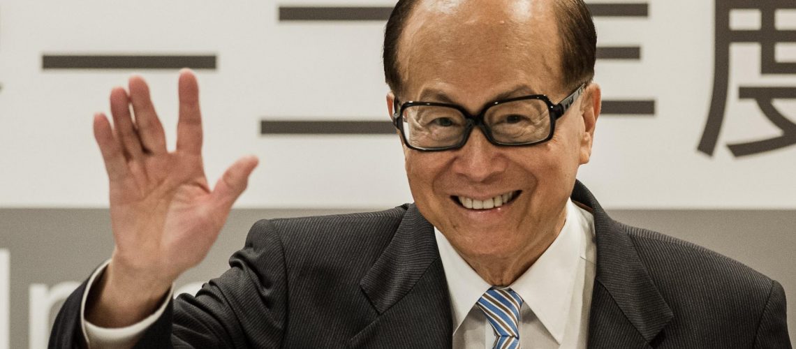 Asia's richest man Li Ka-shing waves during a press conference for Cheung Kong Holdings first-half earning results in Hong Kong on August 2, 2012.  Cheung Kong Holdings, the flagship company of Li, is worth 22 billion USD according to Forbes magazine and the company has invested heavily abroad as it seeks to broaden its earnings base outside Hong Kong.  AFP PHOTO / Philippe Lopez        (Photo credit should read PHILIPPE LOPEZ/AFP/GettyImages)